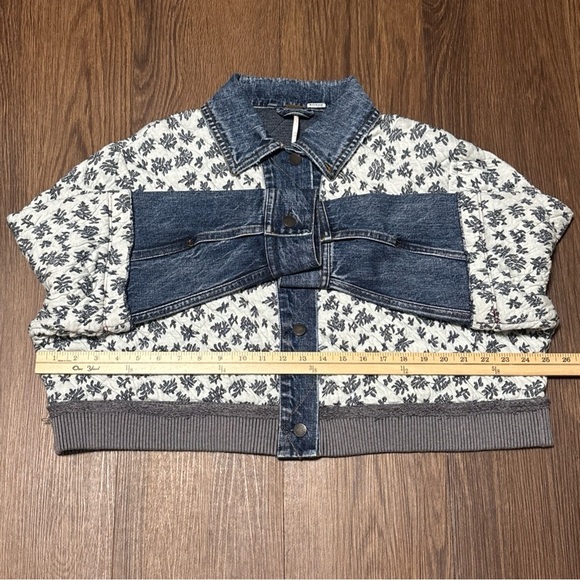 🔥🔥🔥Free People Denim and Gray Floral Jean Jacket Size: XS/S - Picture 6 of 9